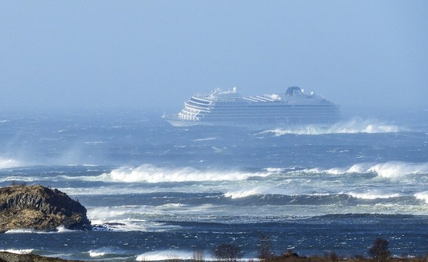 Awaria statku wycieczkowego Viking Sky. Ewakuowano prawie 400 osób
