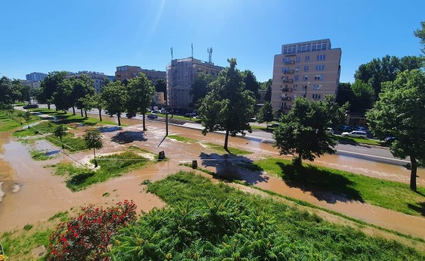 Awaria wodociągów w Warszawie. Woda podmyła torowisko i jezdnię
