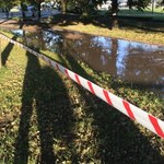 Awaria wodociągowa przy szpitalu w Warszawie. Woda płynie ulicą i chodnikiem
