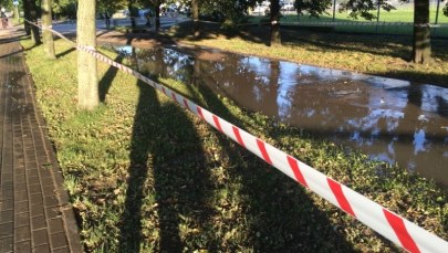 Awaria wodociągowa przy szpitalu w Warszawie. Woda płynie ulicą i chodnikiem