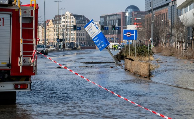 Awaria wodociągowa we Wrocławiu. Zalane ulice, korki i objazdy