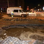 Awaria wodociągu we Wrocławiu. Woda zniszczyła ulicę, powstała wyrwa jak krater