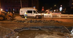 Awaria wodociągu we Wrocławiu. Woda zniszczyła ulicę, powstała wyrwa jak krater