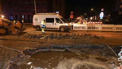 Awaria wodociągu we Wrocławiu. Woda zniszczyła ulicę, powstała wyrwa jak krater