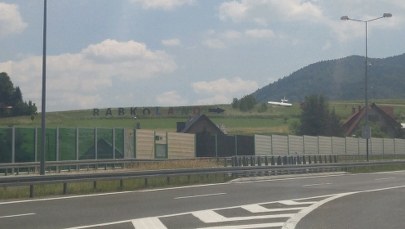 Awaryjne lądowanie awionetki w Lubniu. Pilotowi nic się nie stało [ZDJĘCIA]