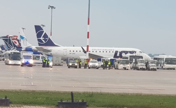 Awaryjne lądowanie bombardiera LOT-u na lotnisku w Warszawie. Powodem kłopoty z podwoziem