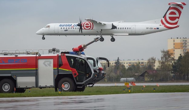 Awaryjne lądowanie Bombardiera Q400 na lotnisku w stolicy /Tytus Żmijewski /PAP