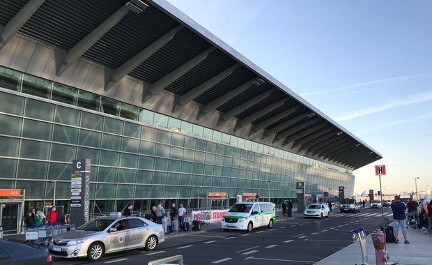 Awaryjne lądowanie na Okęciu. Feralny bombardier psuł się już wcześniej 