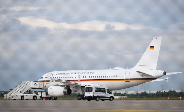 Awaryjne lądowanie rządowego samolotu. Co się stało na pokładzie?