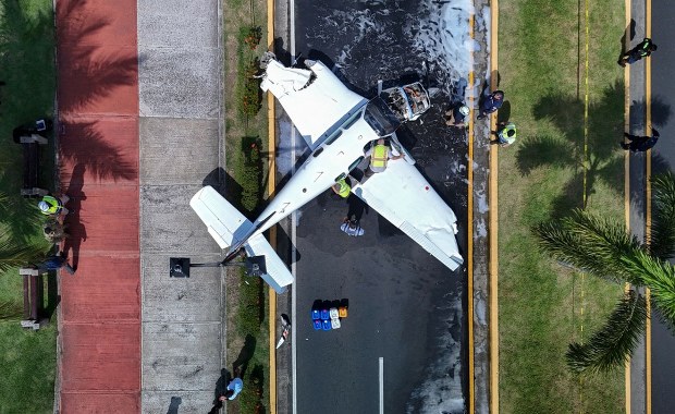 Awaryjne lądowanie. Samolot rozbił się na drodze  