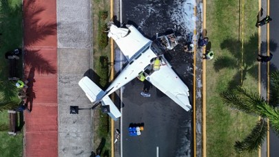 Awaryjne lądowanie. Samolot rozbił się na drodze  