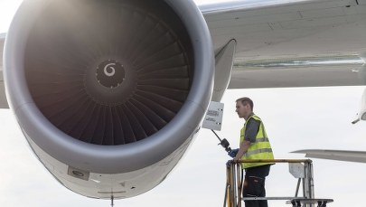 Awaryjne lądowanie samolotu. Przez... korek od szampana
