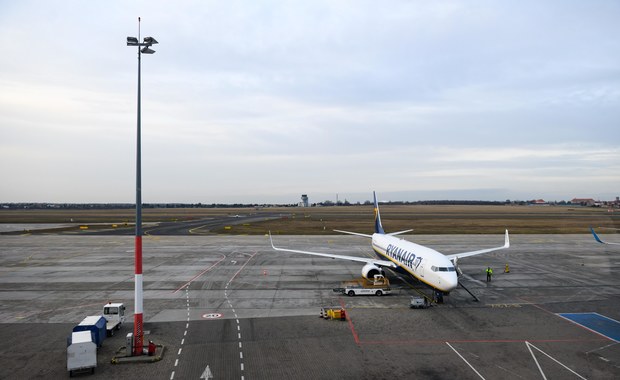 Awaryjne lądowanie samolotu Ryanaira z Polski. Maszynę eskortowały Gripeny 