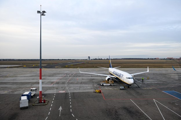 Awaryjne lądowanie samolotu Ryanaira z Polski. Maszynę eskortowały Gripeny