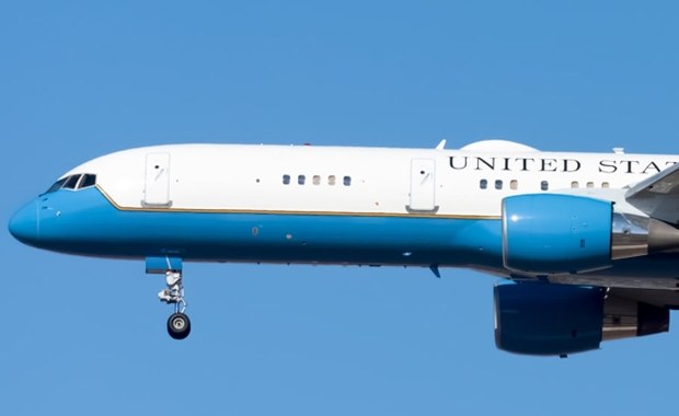 Awaryjne lądowanie samolotu z szefem Pentagonu