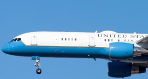 Awaryjne lądowanie samolotu z szefem Pentagonu