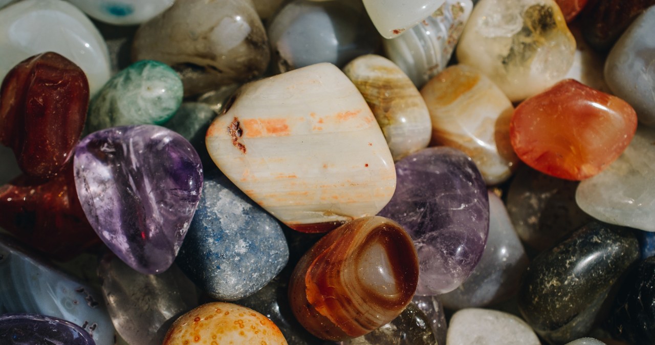 Awenturyn zawsze warto nosić przy sobie. To jeden z najpotężniejszych minerałów przyciągających pomyślność /123RF/PICSEL