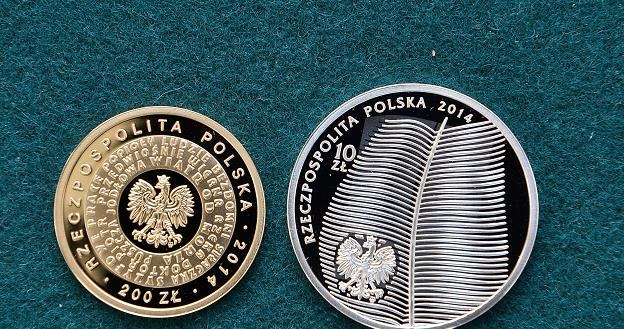 Awersy nowych monet - złota o nominale 200 zł (L) oraz srebrna dziesięciozłotówka (P) /PAP