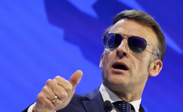 ​Awiatorki Macrona robią furorę! "Symbol sprzeciwu wobec Trumpa"