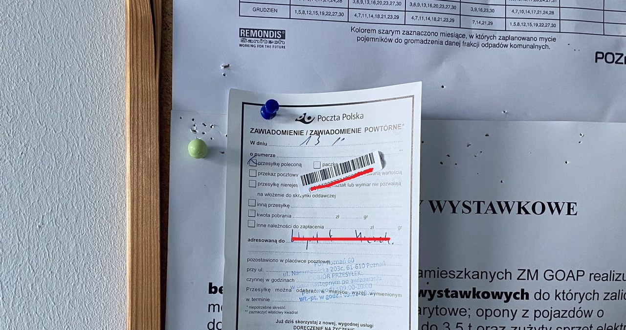 Awizo pozostawione przez listonosza na tablicy korkowej w klatce schodowej jednego z poznańskich bloków. /Przemysław Terlecki /INTERIA.PL