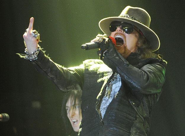 Axl Rose (Guns N' Roses) pozdrawia życzliwych fot. Jason Merritt /Getty Images/Flash Press Media