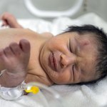 Aya urodziła się w czasie trzęsienia. Tysiące ludzi chcą ją adoptować