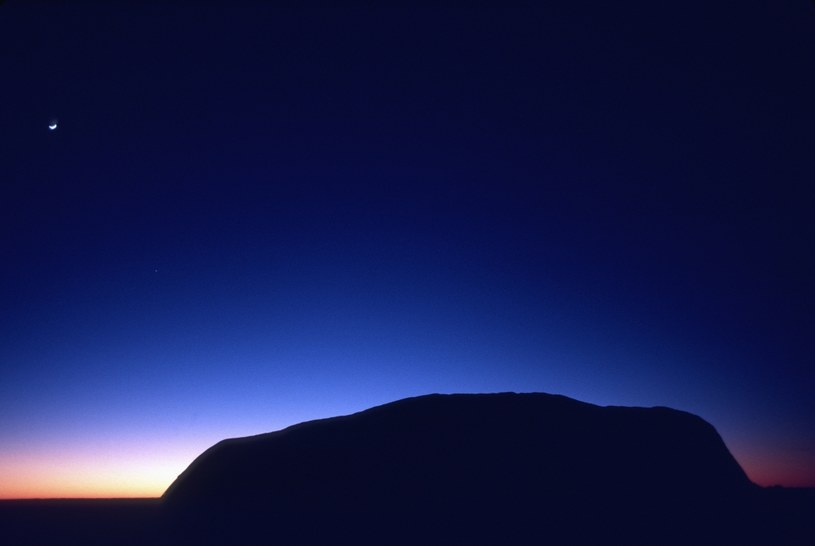 Ayers Rock nocą. Czy to właśnie wtedy dochodzi do rzekomych spotkań z UFO? /Getty Images