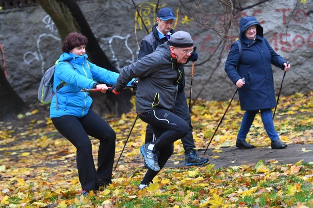 Aż 40 procent aktywnych seniorów przyznaje, że preferuje sporty uprawiane wspólnie z bliskimi /Bartłomiej  Zborowski /PAP