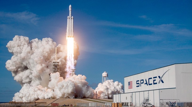Aż 6 razy w ciągu 3 lat zobaczymy na niebie Falcona Heavy od SpaceX /Geekweek