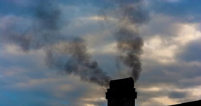 Aż 66 proc. osób ogrzewających swoje domy węglem jest przekonanych, że jego spalanie może być przyjazne lub neutralne dla środowiska. /123RF/PICSEL