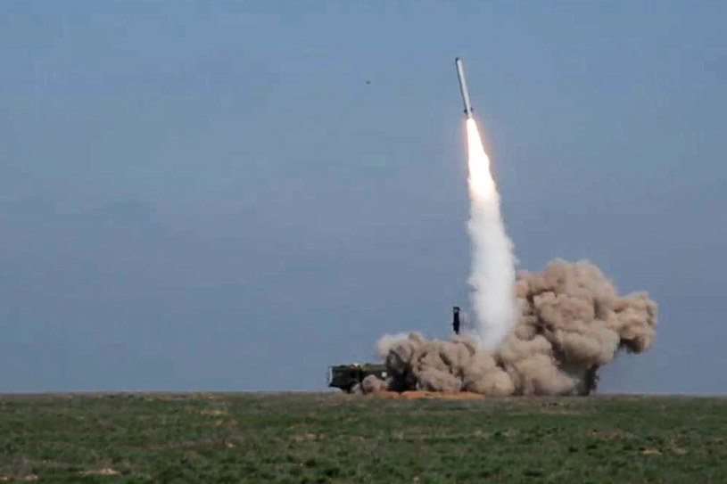 Aż 85 procent rosyjskiego uzbrojenia - w tym rakiety Iskander (na zdjęciu) - zawiera zachodnie komponenty, donoszą wywiady i analitycy /TASS /Getty Images