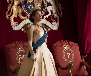 Aż trzy aktorki wcielały się w postać Elżbiety II w serialu Netfliksa "The Crown".
Pierwszy sezon przedstawiał historię królowej Elżbiety II (grana przez Claire Foy), która jako 25-latka stawia czoła temu, że wkrótce będzie rządzić najsłynniejszą monarchią świata i musi ułożyć sobie relacje z dominującym premierem Winstonem Churchillem.