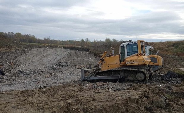 ​Azbest z ciężarówek trafiał prosto do ziemi. Niebezpieczny proceder w Busku-Zdroju