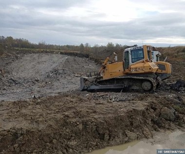 ​Azbest z ciężarówek trafiał prosto do ziemi. Niebezpieczny proceder w Busku-Zdroju