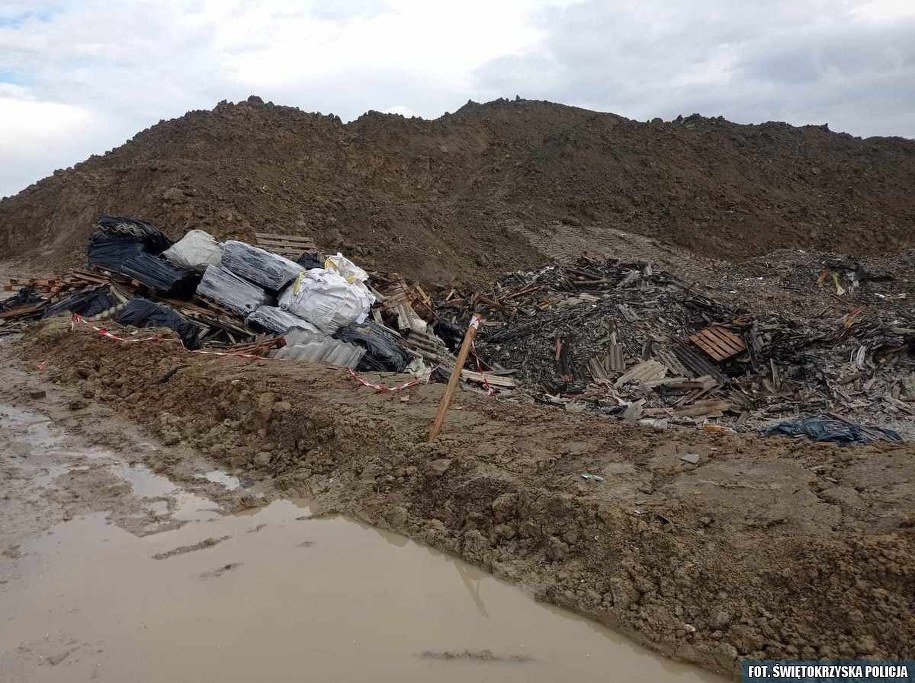 Azbest z ciężarówek trafiał prosto do ziemi /Świętokrzyska policja /Policja