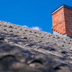 Azbest z polskich dachów może nie zniknąć jeszcze przez pół wieku. Wsparcie jest zbyt małe