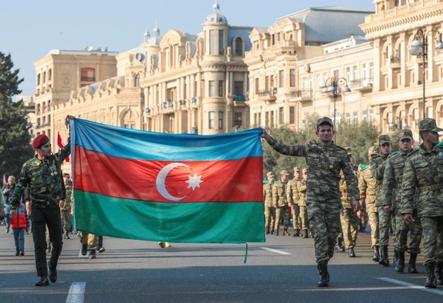 Azerscy żołnierze niosą flagę narodową z okazji rocznicy odzyskania przez Azerbejdżan kontroli nad Górskim Karabachem /ROMAN ISMAYILOV /PAP/EPA