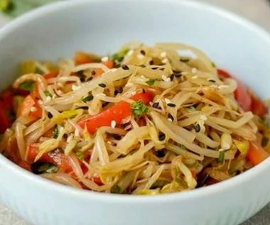 Azjatycka świeżość na talerzu. Lekka i aromatyczna surówka do każdego obiadu