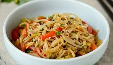 Azjatycka świeżość na talerzu. Lekka i aromatyczna surówka do każdego obiadu