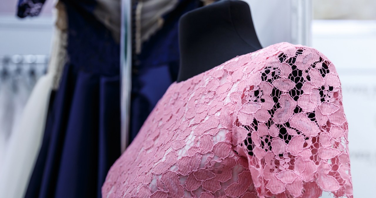 Ażurowe sukienki są przewiewne i lekkie. Warto je ubierać wiosną i latem. /Pixel