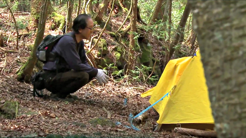 Azusa rozmawia z jednym z "biwakujących" - przekonuje go, że powinien jak najszybciej opuścić to miejsce /YouTube