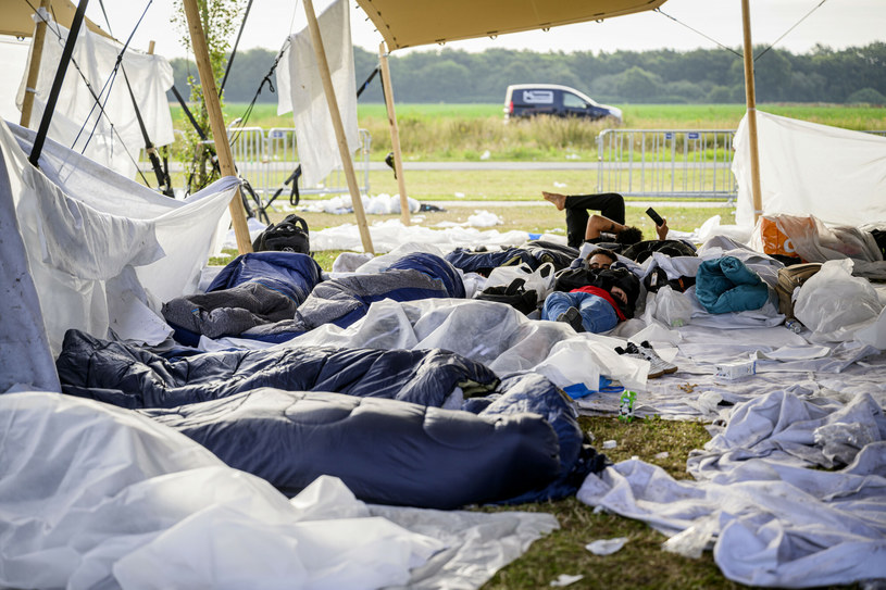 Azylanci muszą spać pod gołym niebem /Emiel Muijderman/HOLLANDSE HOOGTE/East News /East News