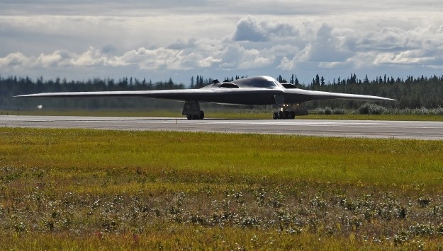 B-2 może zabrać na pokład kilkanaście bomb jądrowych     Fot. U.S. Air Force photo/Staff Sgt. Miguel Lara III /materiały prasowe