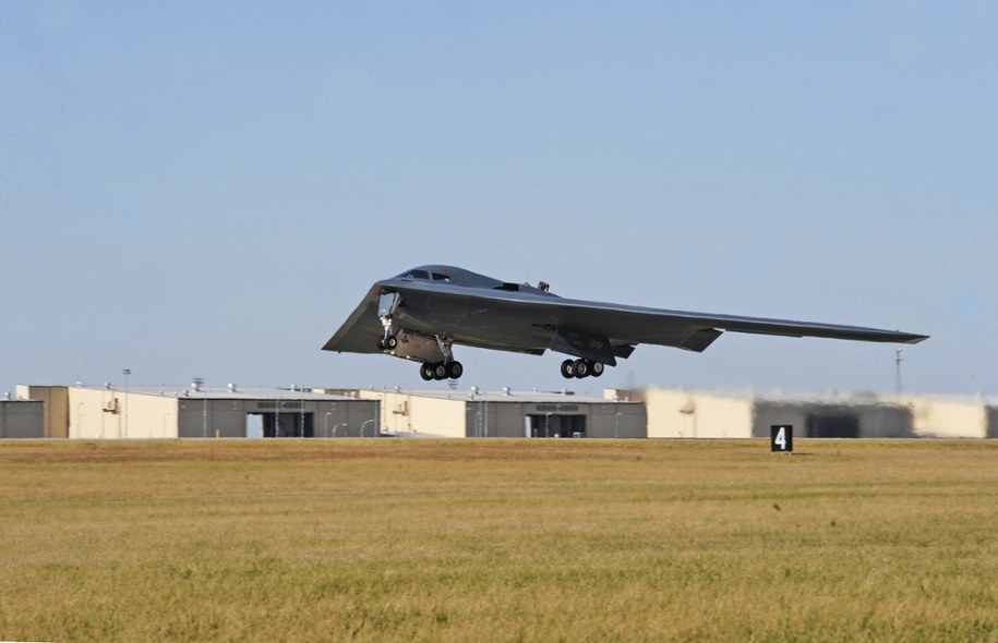 B-2 Spirit startuje z pasa startowego podczas ćwiczeń na bazie lotniczej Whiteman /US AIR FORCE/Miguel Lara III/Science Photo Library/East News /East News
