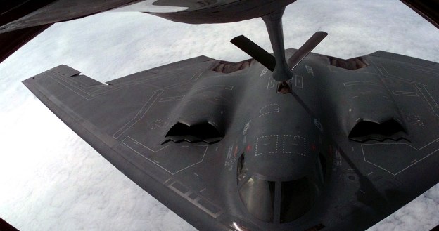 B-2 tankuje w powietrzu /AFP