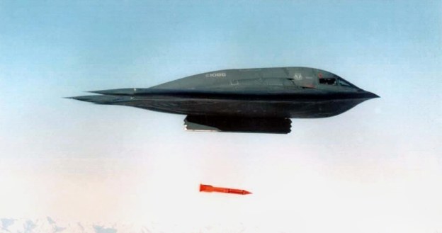 B-2 zrzuca bombę B61 /AFP