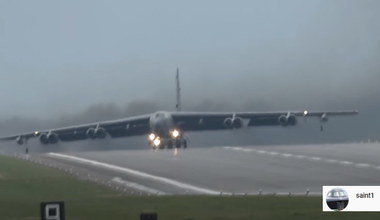 B-52 uchwycony podczas startu z bocznym wiatrem