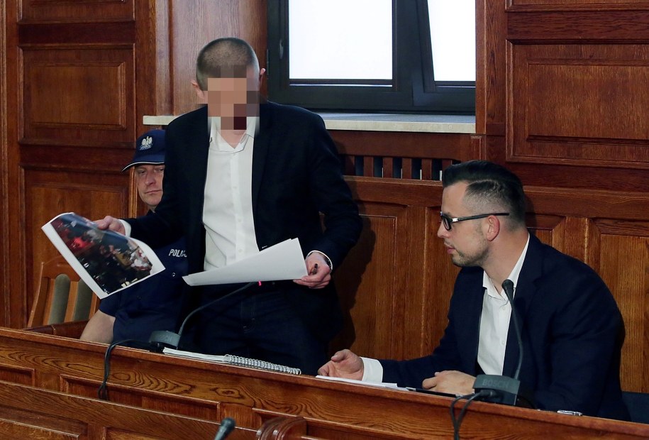 B. szef Amber Gold Marcin P. (C) wraz z mecenasem Michałem Komorowskim (P) zeznaje przed sejmową Komisją śledczą ds. Amber Gold /Tomasz Gzell /PAP
