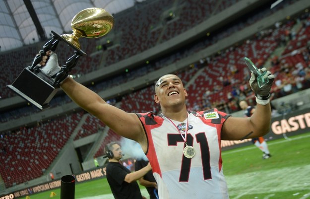 Babatunde Aiyegbusi z Giant Wrocław po wygranym VIII Superfinale Polskiej Ligi Futbolu Amerykańskiego z Warsaw Eagles na Stadionie Narodowym w Warszawie, lipiec 2013 /Bartłomiej Zborowski /PAP