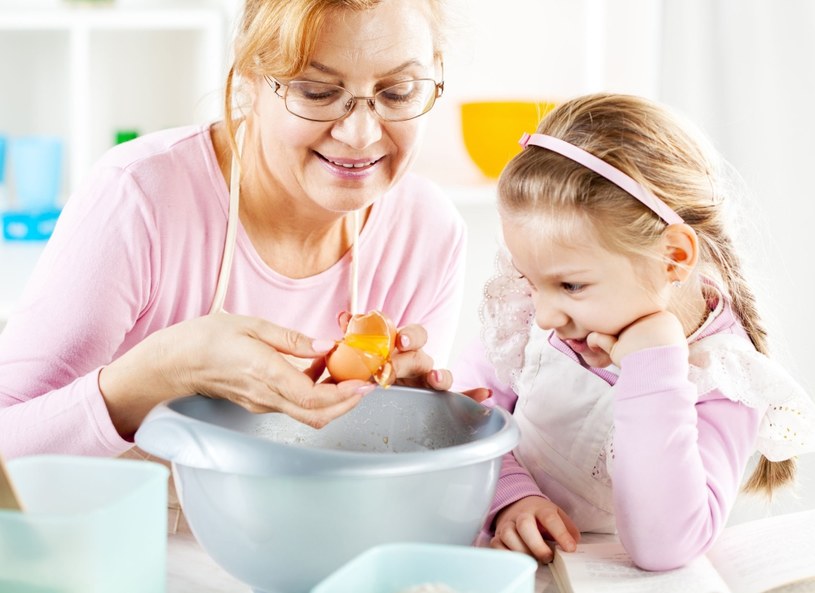 Babcia czasem za bardzo się stara. /123RF/PICSEL